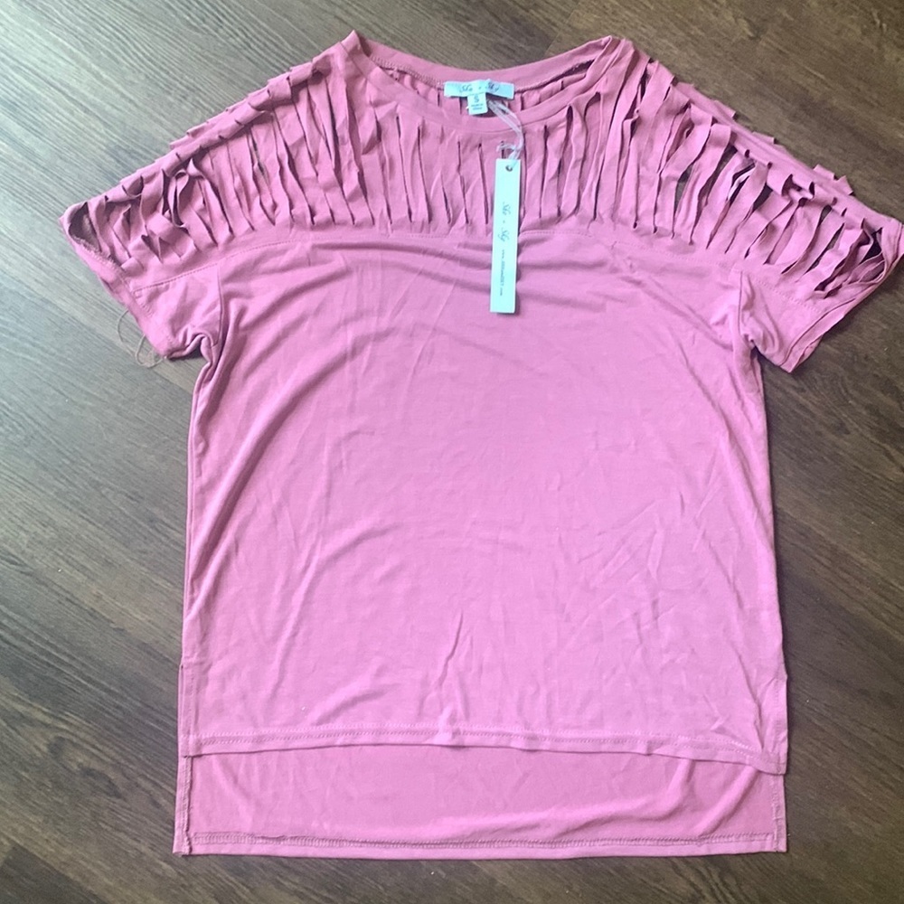 NWT She + Sky mauve tshirt with slits on shoulders size small
